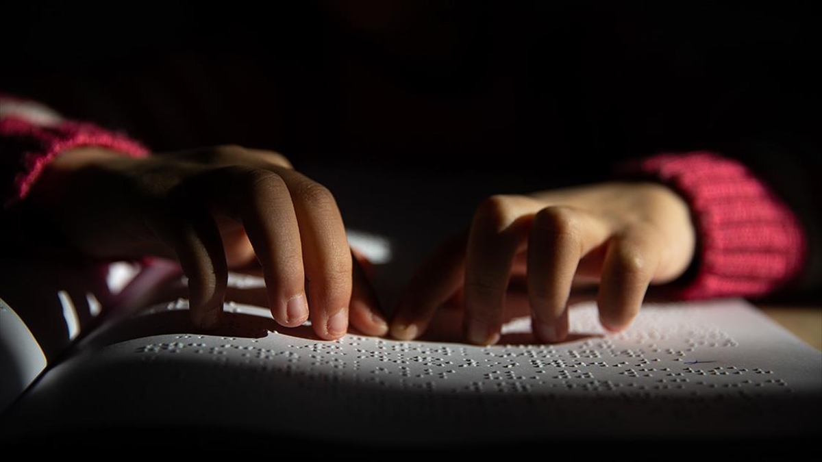 Görme Engelli Çocuklarının Ödevlerine Yardımcı Olabilmek İçin Braille Alfabesi Öğreniyorlar
