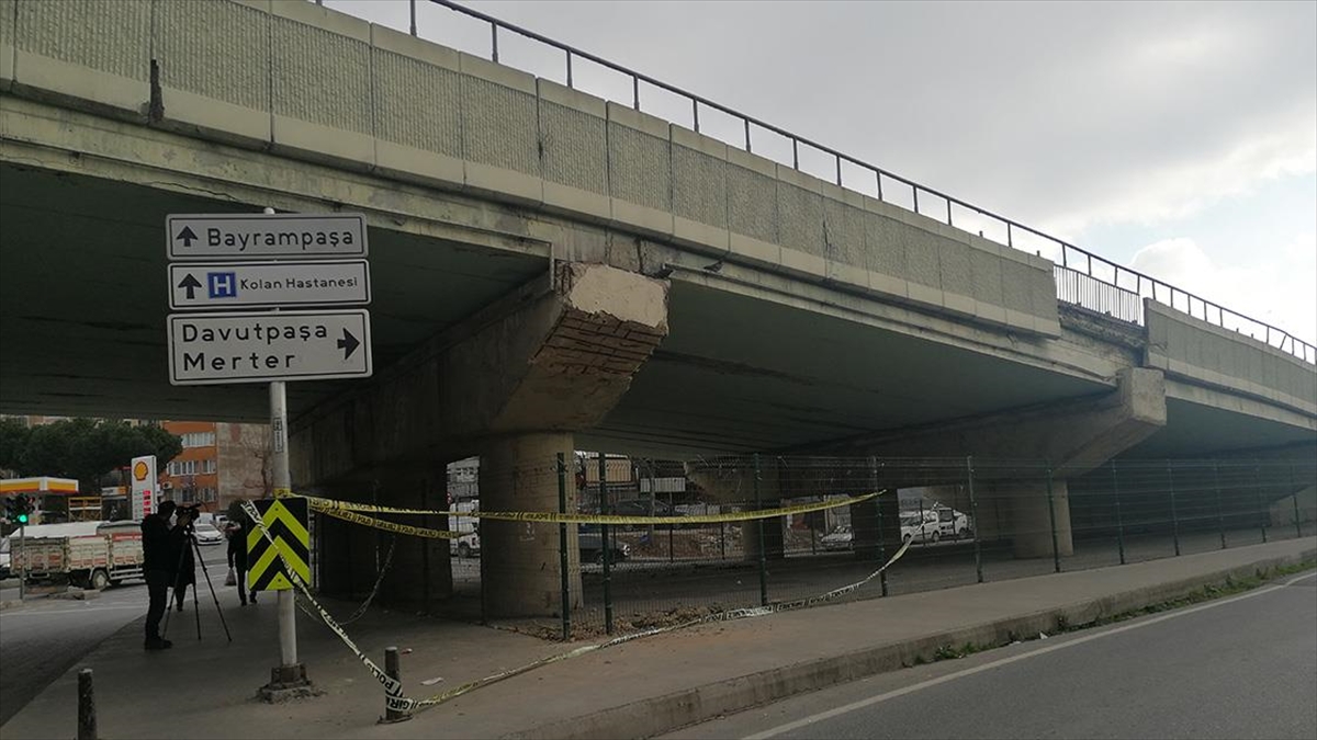 İstanbul'da Beton Parçaları Dökülen Üst Geçit Tehlike Oluşturuyor