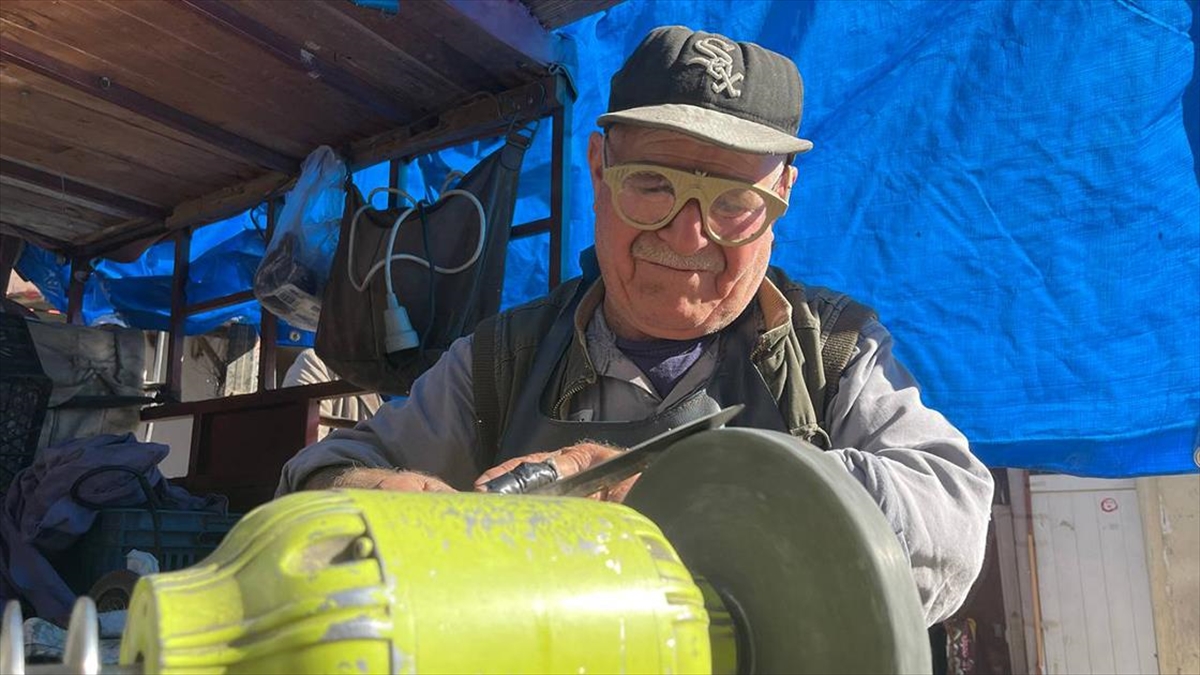 Kerkük’te 28 Yıldır Sokak Sokak Gezip Bıçak Bileyerek Kazandığı Parayla 5 Çocuğunu Okuttu