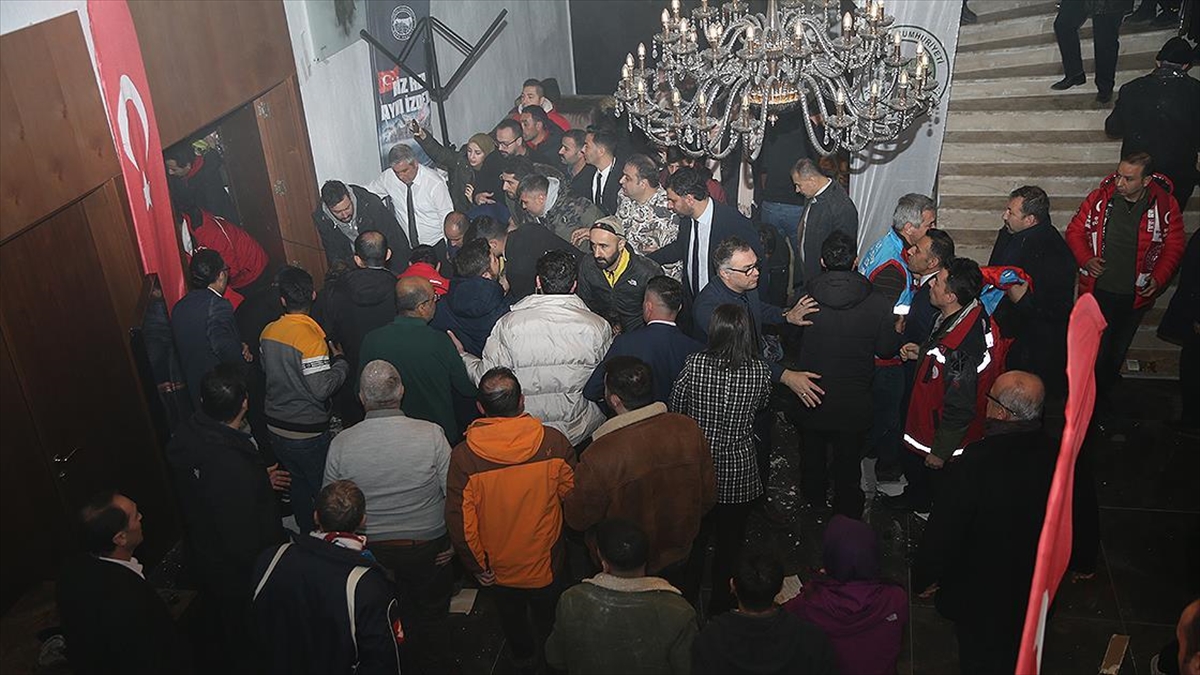 Kars'ta Sarıkamış Şehitlerini Anma Etkinliğinde Salonun Tavanı Çöktü