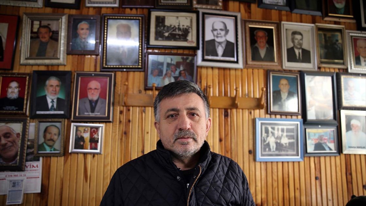 Ölen Müşterilerin Anıları Tarihi Kahvehanenin Duvarlarındaki Fotoğraflarla Yaşatılıyor