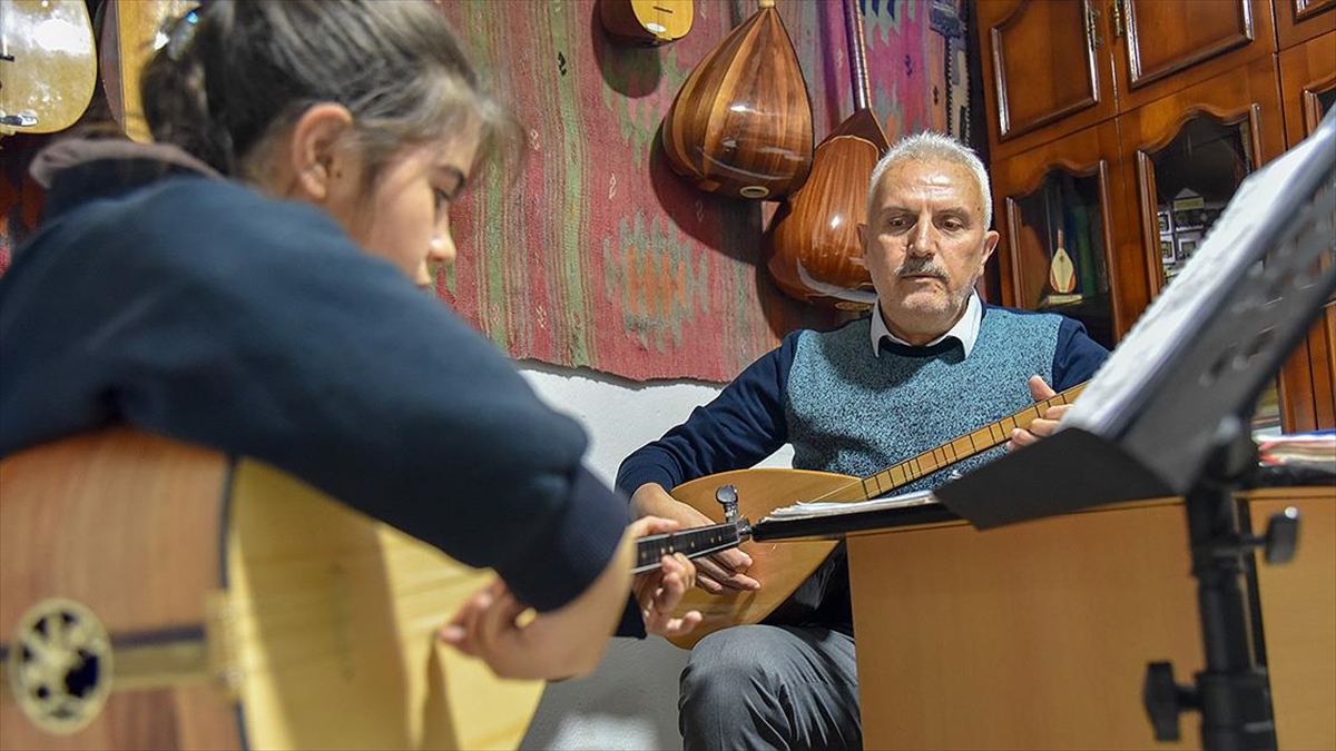 Emektar Müzisyen 19 Yıldır Meraklılarına Bağlama Çalmayı Öğretiyor