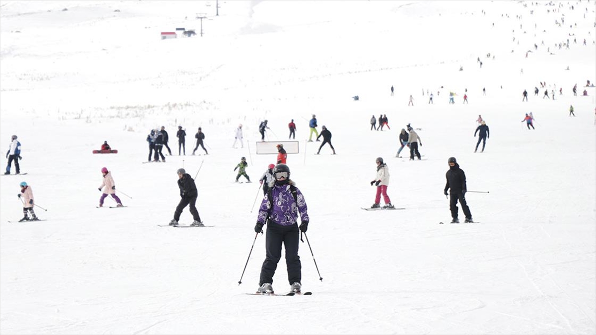Erciyes Kayak Merkezi'nde Pistler Kayakseverlerle Doldu
