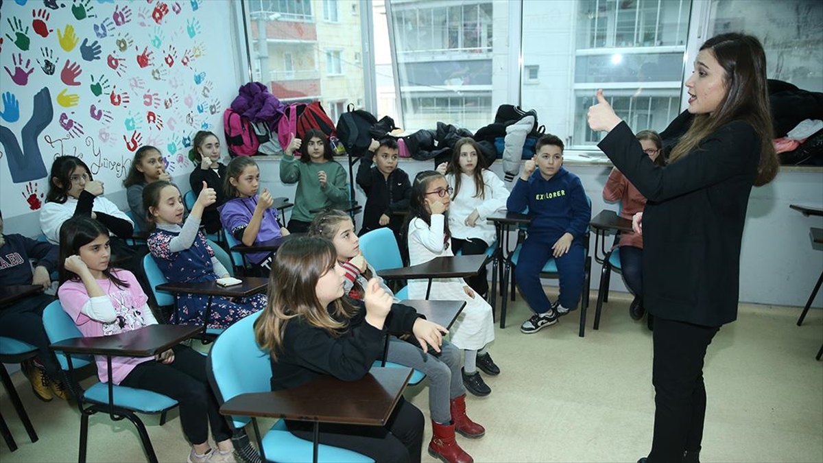 Boğulma Tehlikesi Geçirip 3 Yıl Konuşamayan Genç, İşaret Dili Eğitmeni Oldu