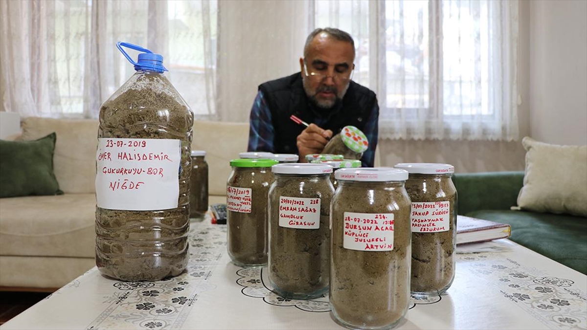 15 Temmuz Şehitlerinin Mezarlarını Tek Tek Dolaşıp Kabir Toprağı Biriktirdi