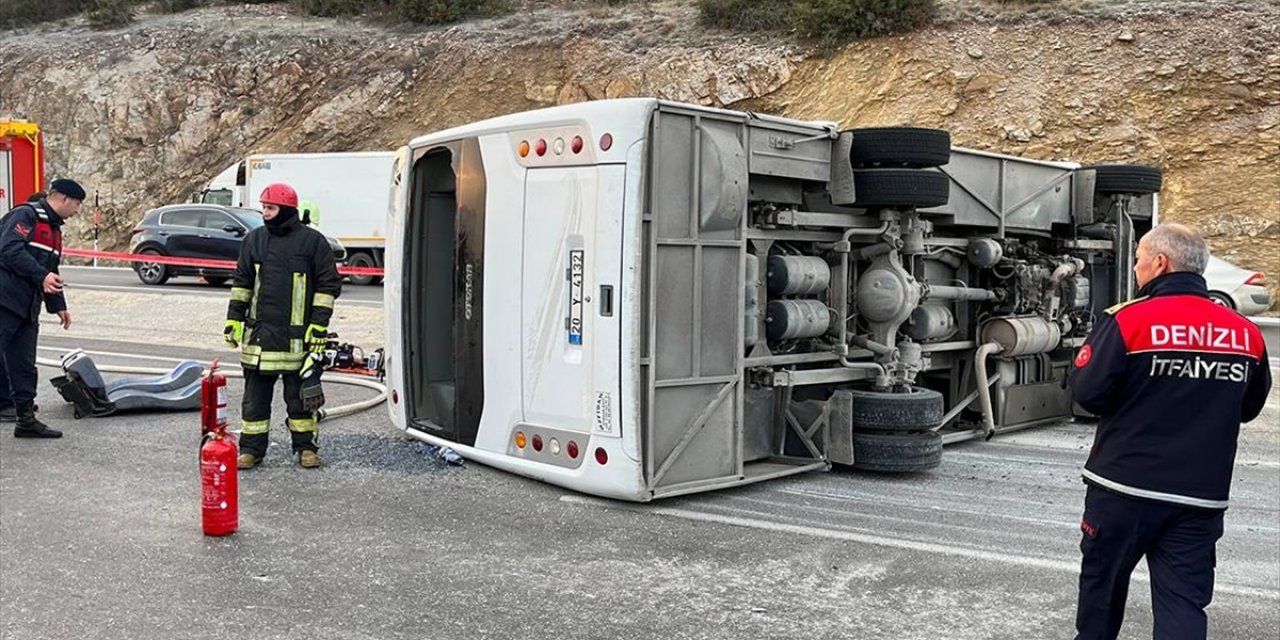 Denizli'de Servis Midibüsünün Devrilmesi Sonucu 2 Kişi Öldü, 15 Kişi Yaralandı