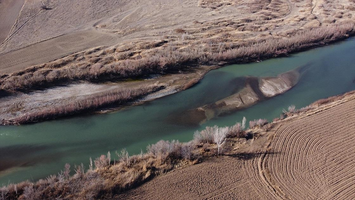 Türkiye'nin En Hızlı Akan Nehirlerinden Karasu'da Su Seviyesi Düştü