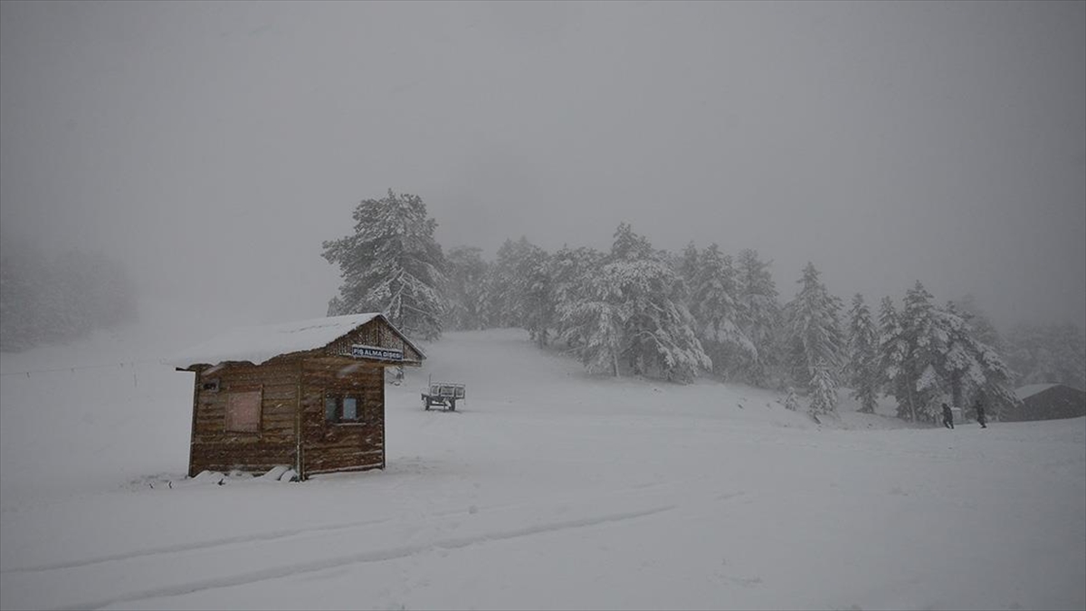 Murat Dağı Kayak Merkezi'nde Kar Kalınlığı 30 Santimetreye Ulaştı