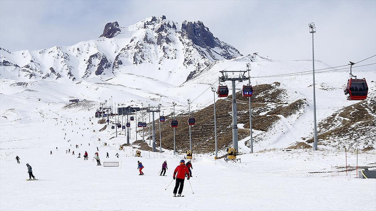 Erciyes Kayak Merkezi "suni Karlama"yla Kayakseverlerin Hizmetinde