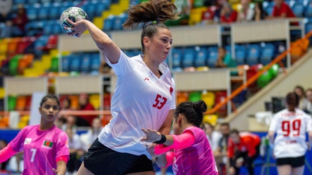 Milli Hentbolcu Ayşenur Sormaz, İtalya'nın Ferrara Takımına Transfer Oldu