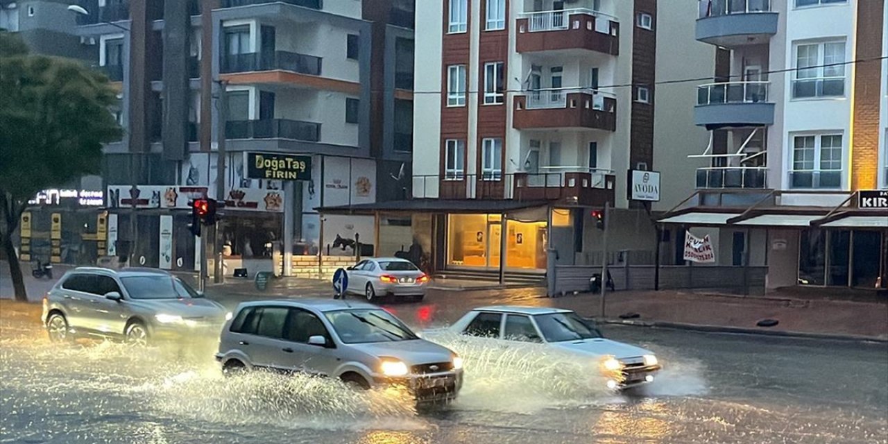 Antalya'nın Elmalı İlçesinde Şiddetli Yağış Nedeniyle Yarın Eğitime Ara Verildi