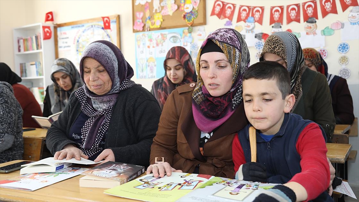 Yenilenen Köy Okulunda Hem Küçükler Hem Büyükler Eğitim Alıyor