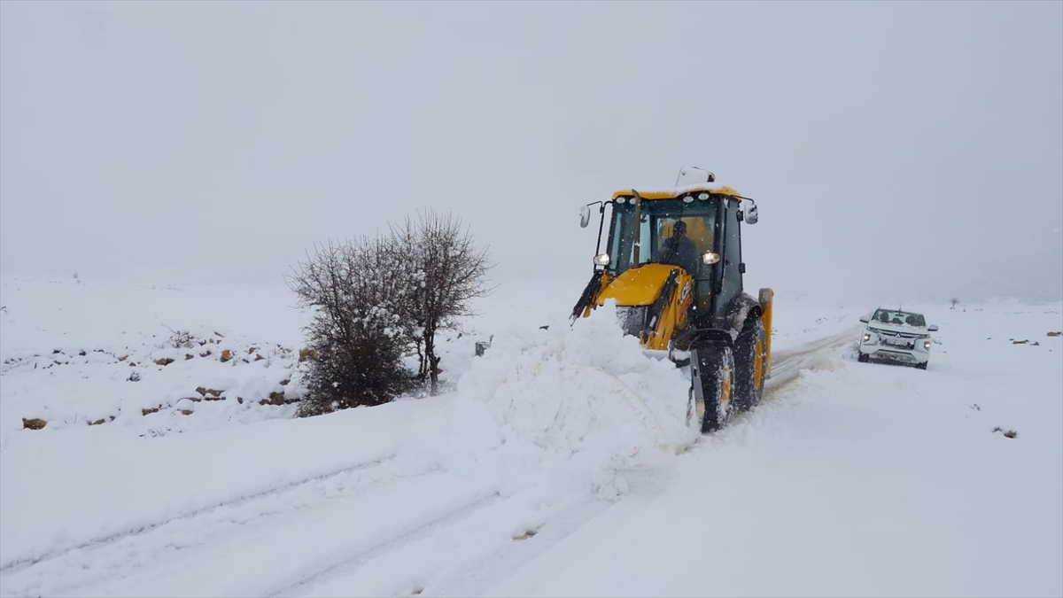 Antalya'nın Bazı İlçelerinde Karla Mücadele Çalışması Yapılıyor