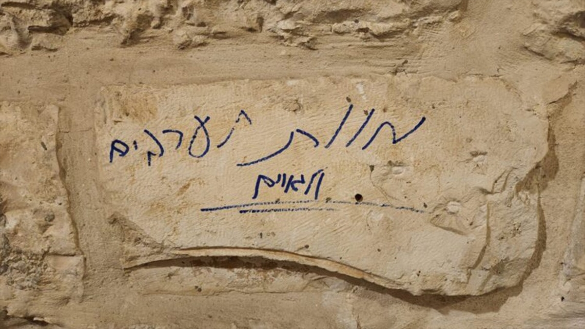 Fanatik Yahudi Yerleşimciler Kudüs’te Ermeni Kilisesi Duvarına Irkçı Yazılar Yazdı