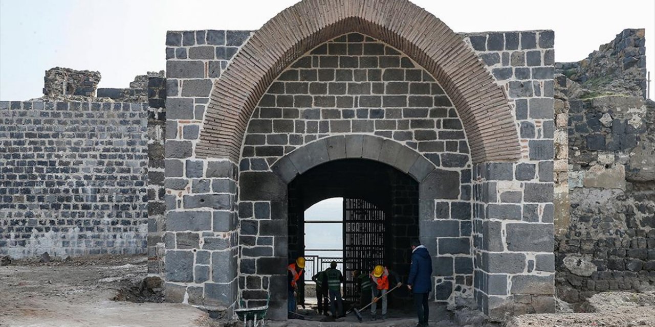 Tarihi Surlarda Ortaya Çıkarılan 1700 Yıllık Zemin Taşları Aslına Uygun Onarılacak