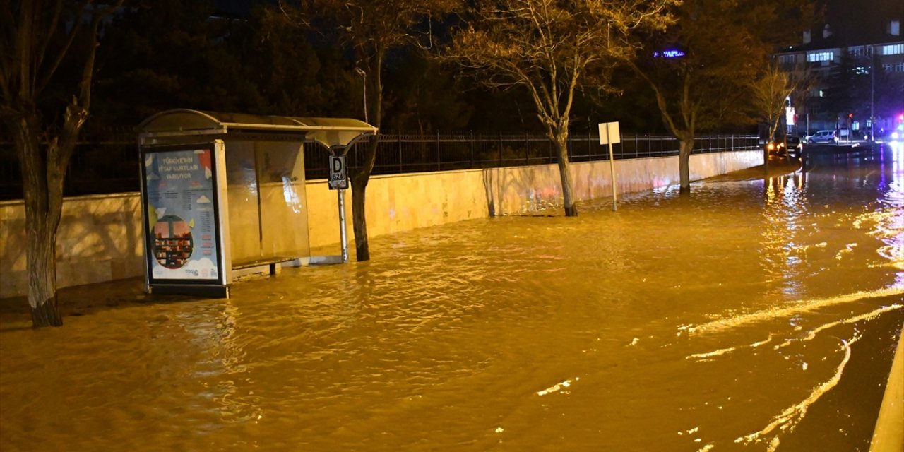 Sivas'ta İçme Suyu Hattında Patlama Oldu, Cadde Ve Sokakları Su Bastı