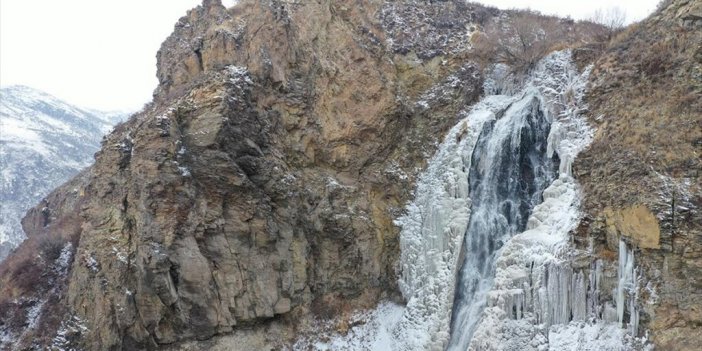 Susuz Şelalesi'nin Büyük Bölümü Buzla Kaplandı