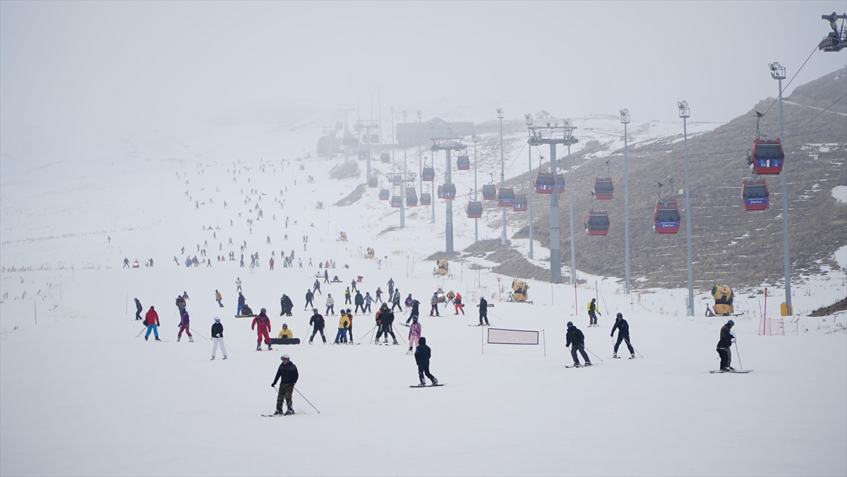 Erciyes Kayak Merkezi'nde Hafta Sonu Yoğunluk Yaşandı