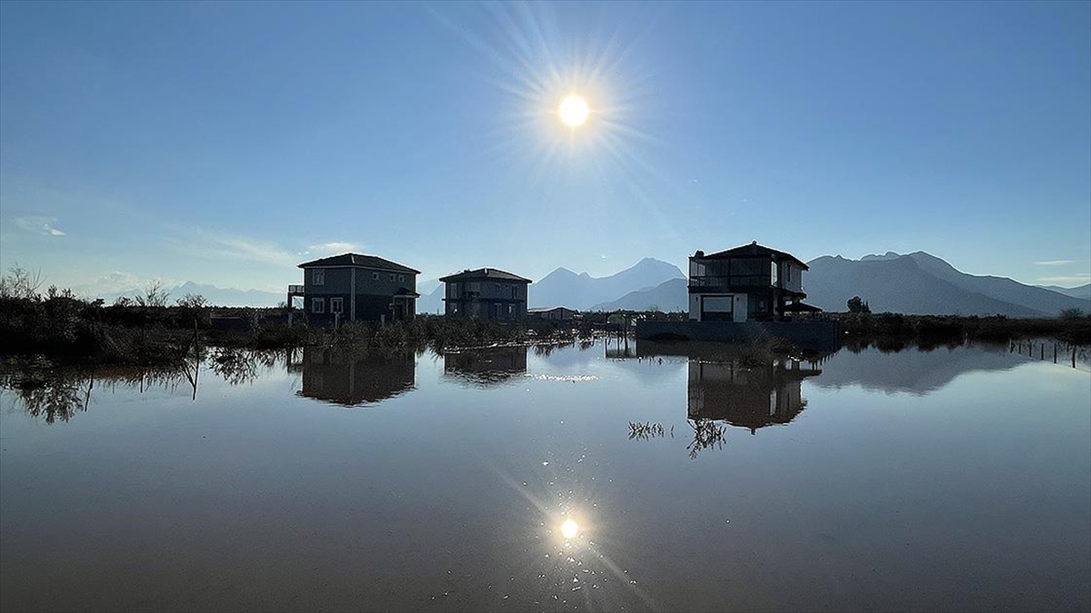 Antalya'da Yağmur Suları Nedeniyle Evlerinden Çıkamayanlar İş Makinasıyla Taşınıyor
