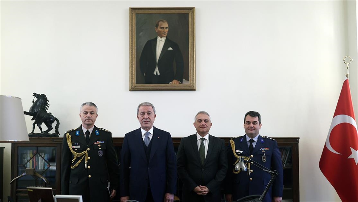 Milli Savunma Bakanı Akar, Türkiye'nin Londra Büyükelçiliği'ni Ziyaret Etti