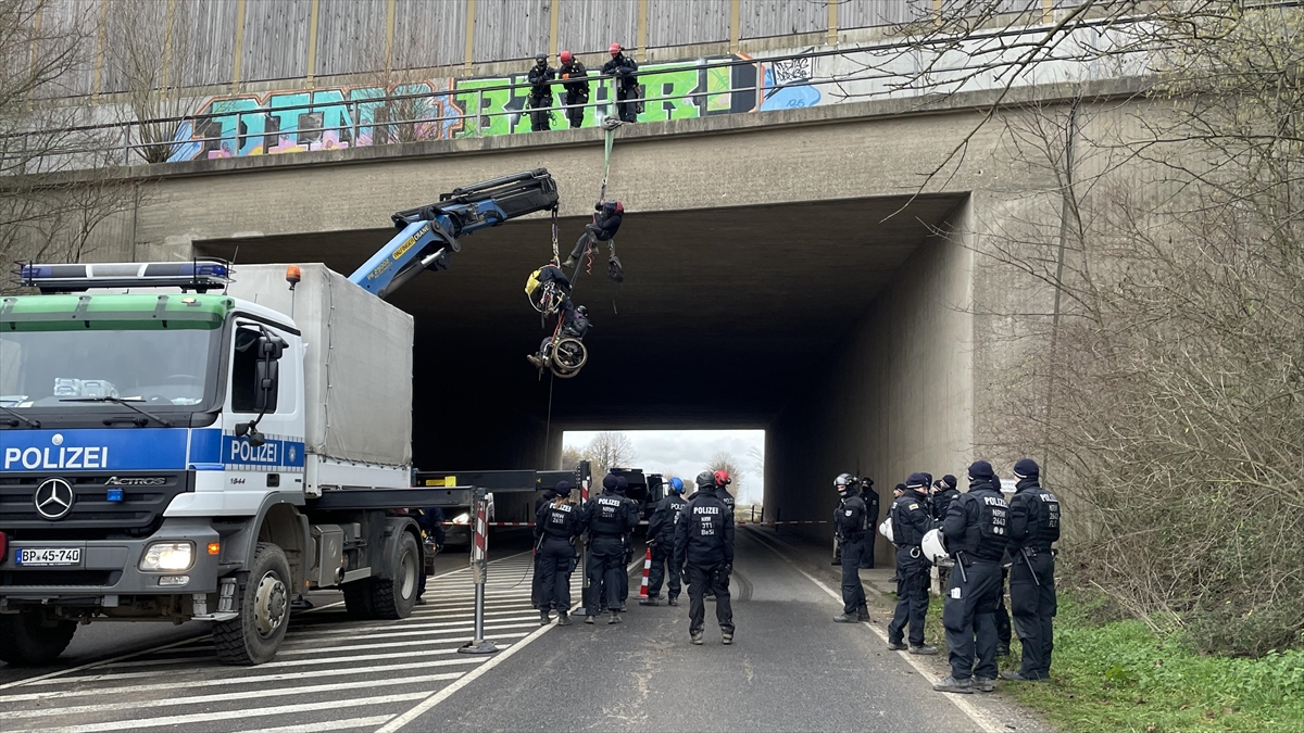 Almanya'da "Linyit Köyü" Bölgesinde Engelli Çevreciler Eylem Yaptı