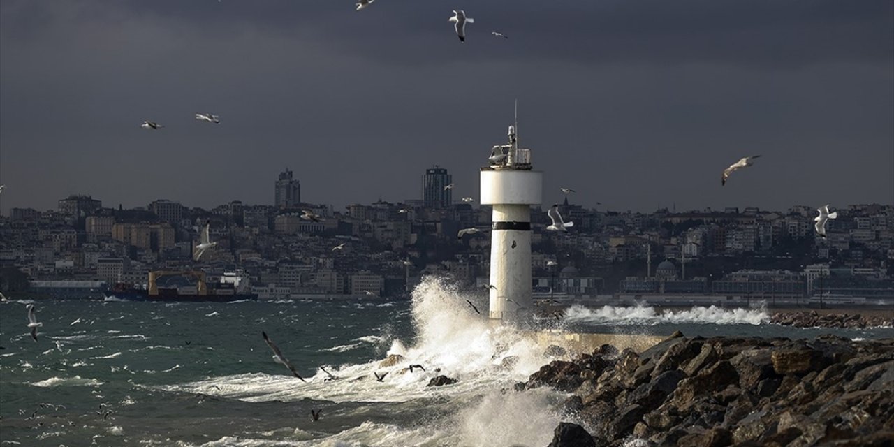 İstanbul'da Lodos Nedeniyle Bazı Vapur Seferleri İptal Edildi