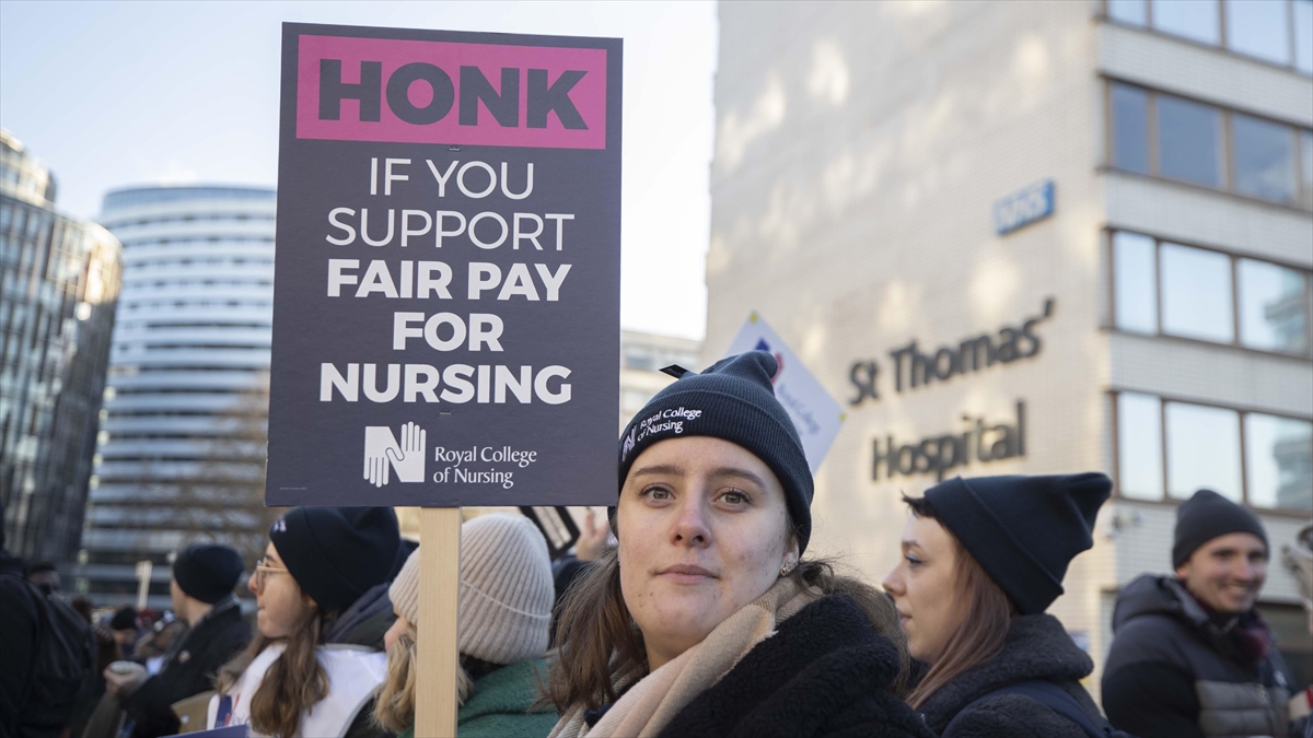 İngiltere'de Hemşireler Yeniden İki Günlük Greve Gitti