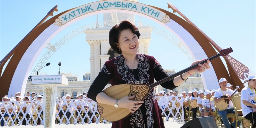 Kazakistan'da Ulusal Dombıra Günü Kutlanıyor