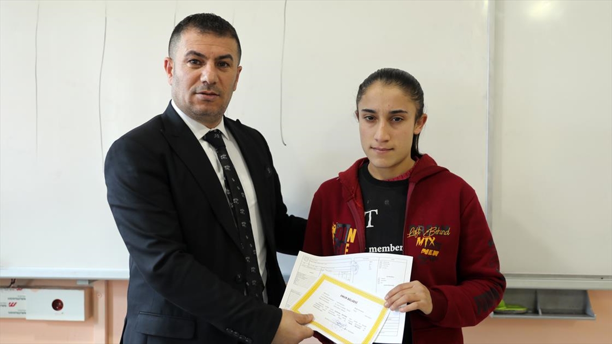 Ailesi İkna Edilerek Lise Okumaya Başlayan Iğdırlı Nurcan "takdir" Aldı