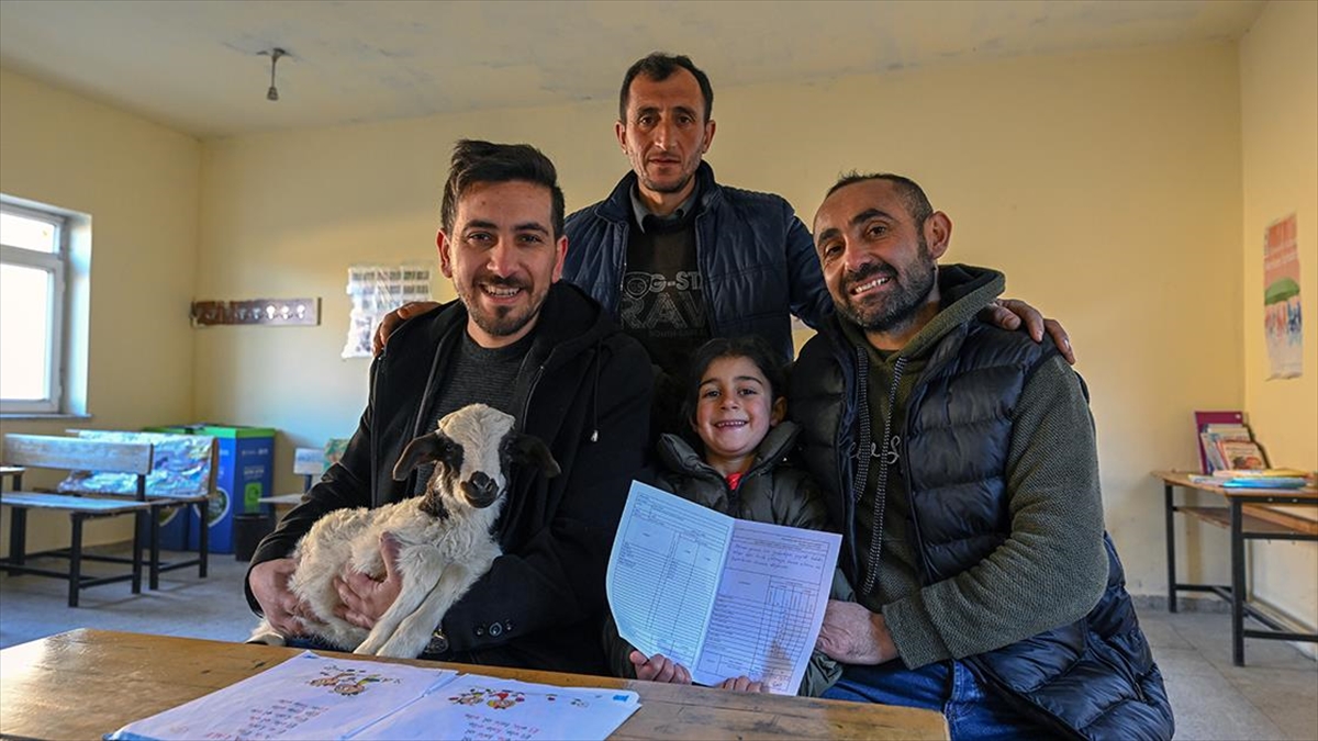 Okulun Tek Öğrencisi Zilan, İlk Karnesini Almanın Heyecanını Yaşadı