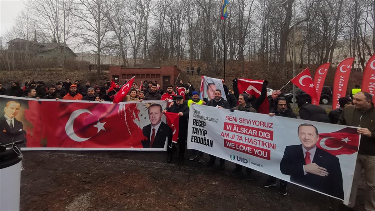 İsveç'te Terör Örgütü Pkk/ypg Destekçilerinin Provokasyonu Ve Kur'an-ı Kerim Yakılması Protesto Edildi