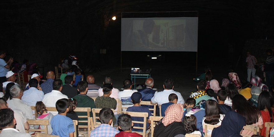 Tuz Mağarasında Sinema Keyfi