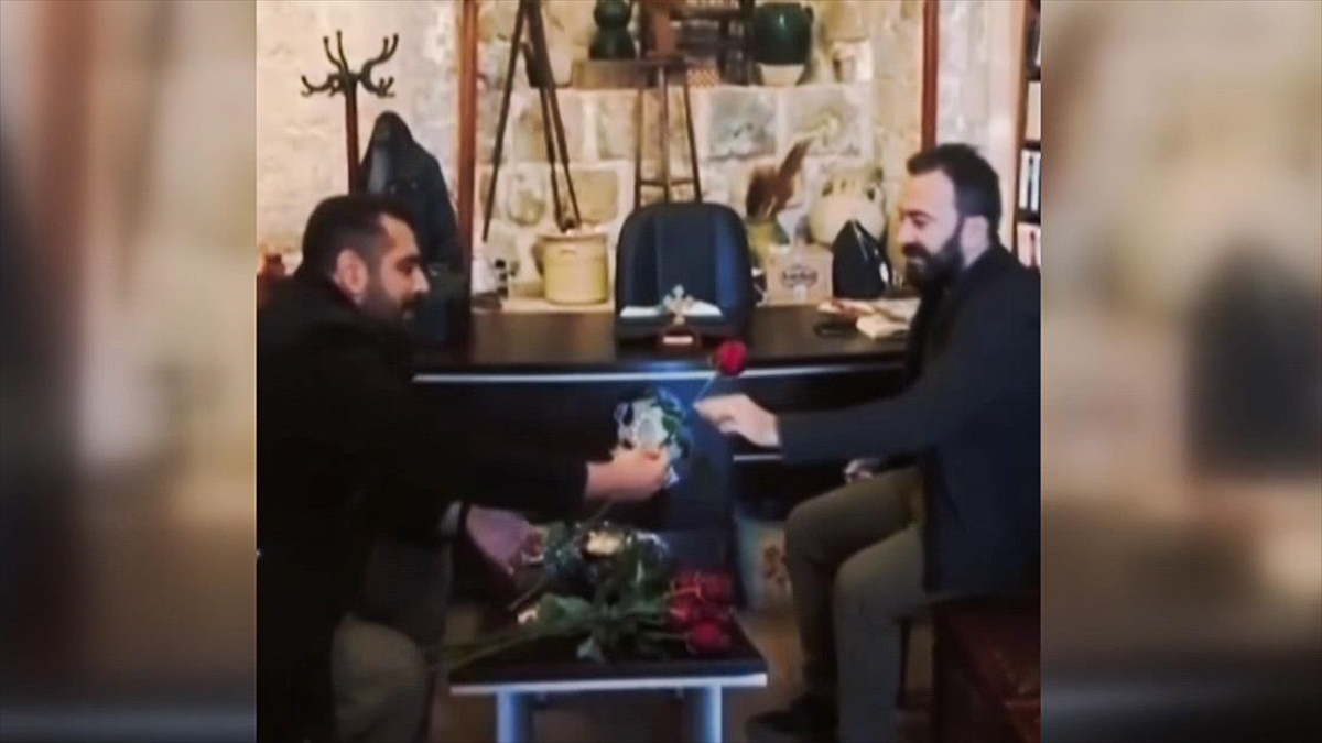 İsveç'te Kur'an-ı Kerim Yakılmasına Tepki Olarak Mardin'de Kiliselerde Gül Dağıtıldı