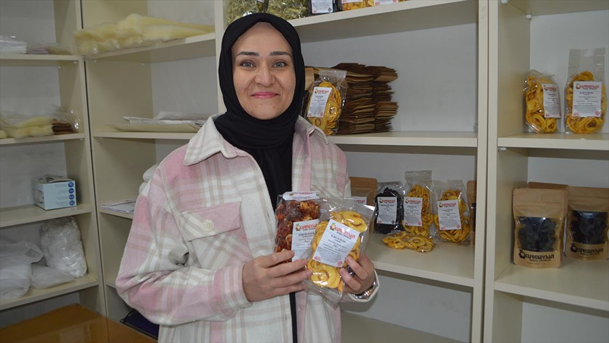 Kadın Girişimci Devlet Desteğiyle Kurduğu Tesiste Meyve Ve Sebzelerden Atıştırmalık Üretiyor