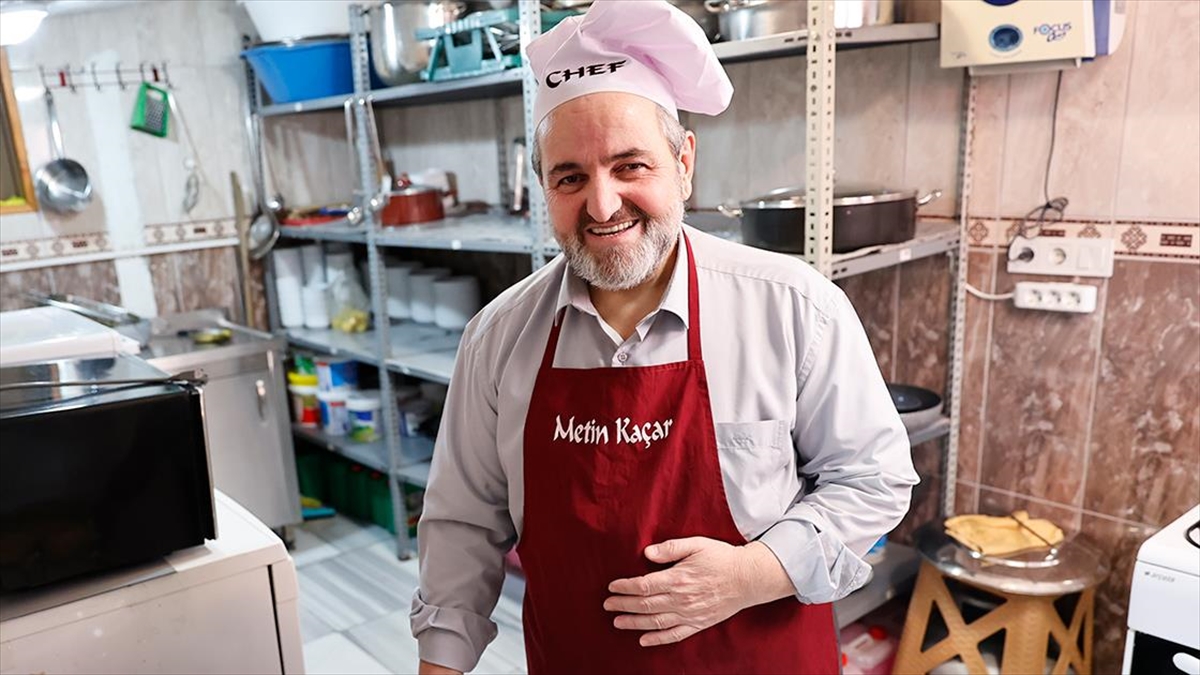 Camide İmamlık, İhtiyaç Sahipleri İçin Mutfakta Aşçılık Yapıyor