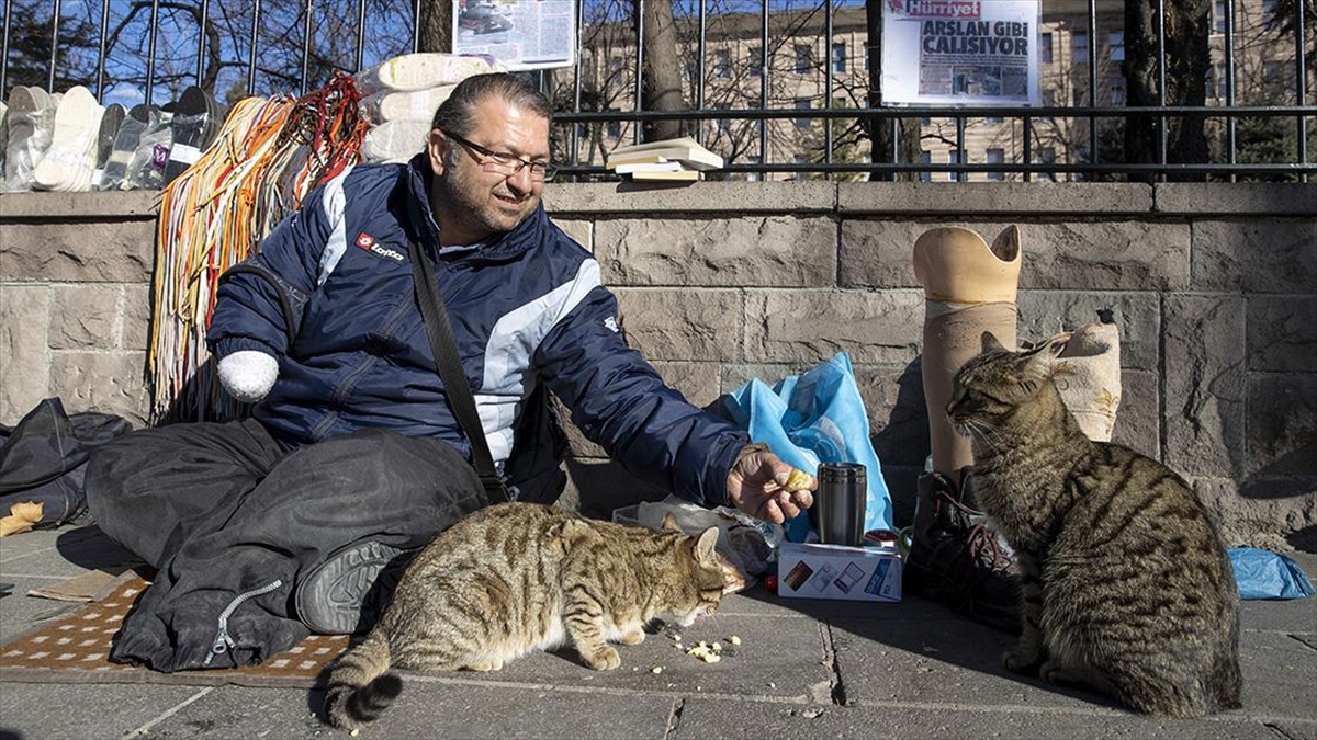Engelli Satıcı, Kitapları Yoldaş Ettiği Tezgahıyla 4 Çocuğunu Okutuyor
