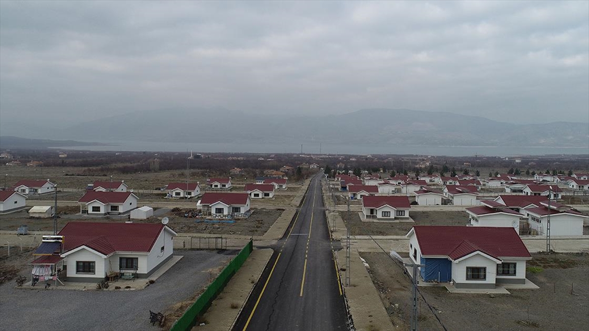Malatyalı Depremzedeler Göl Manzaralı Villa Tipi Evlerde Yaşam Sürüyor