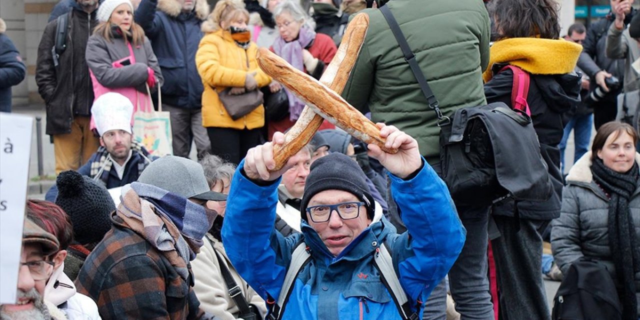 Paris'te Fırıncılar ayağa kalktı! Bagetlerle Protesto Etti