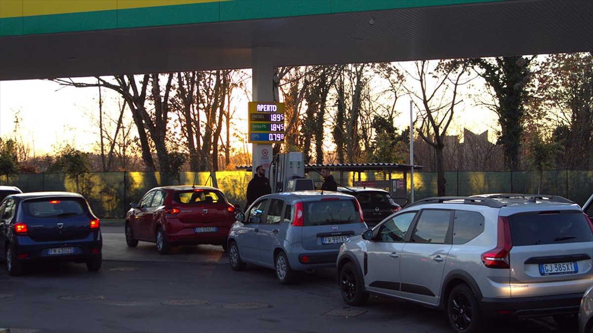 İtalya'da Akaryakıt İstasyonu Çalışanları Greve Başladı