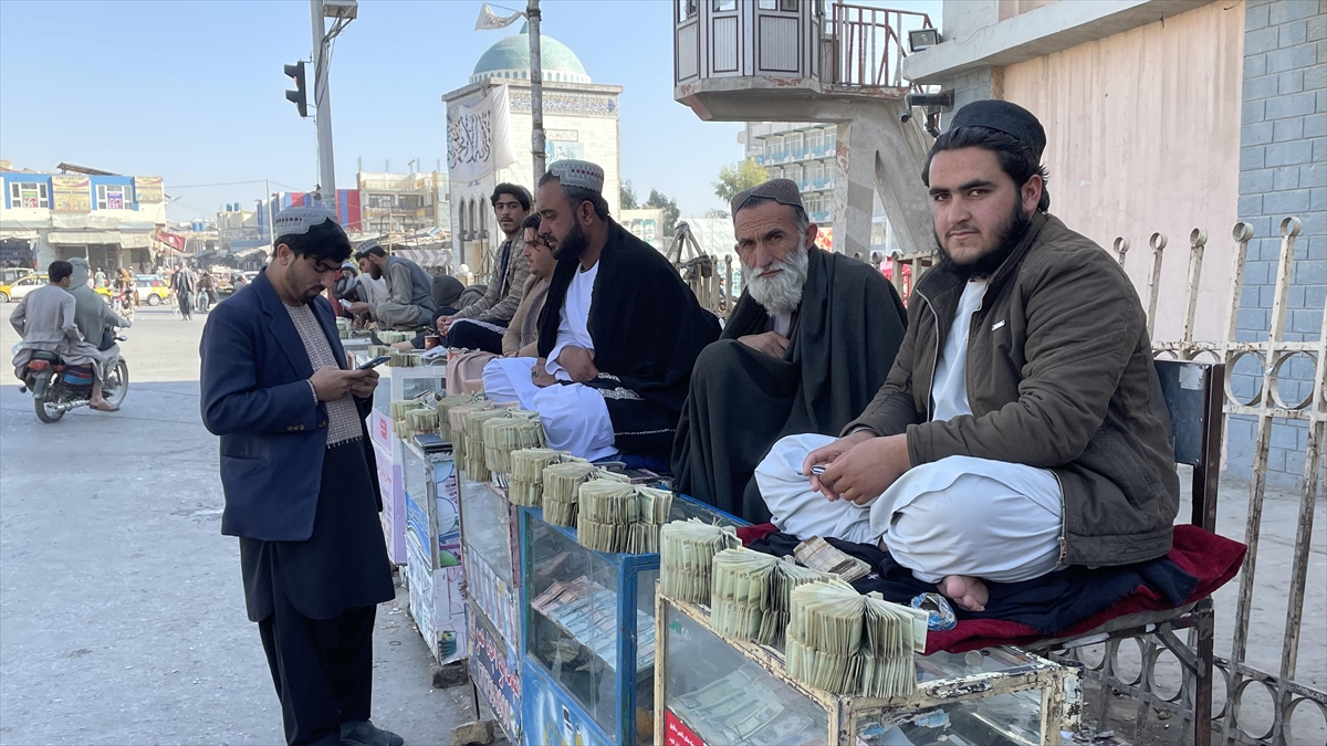 Pakistan'da Imf Şartının Kabul Edilmesi Yerel Para Birimini Olumsuz Etkiledi