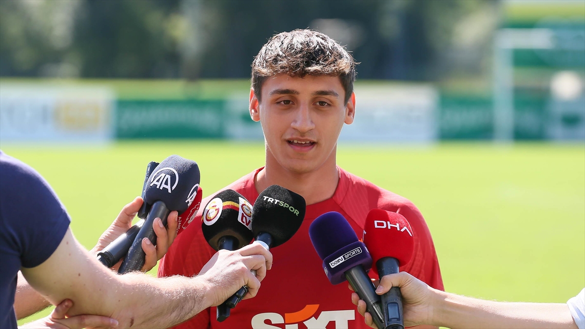 Galatasaray'da Emirhan Kayar İle Profesyonel Sözleşme İmzalandı