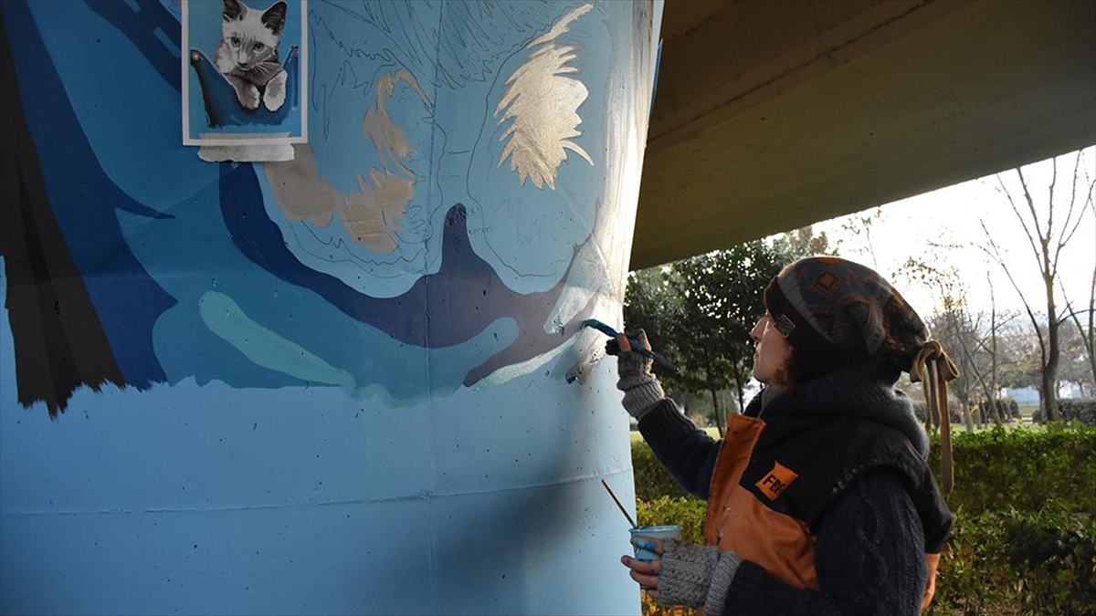 Trabzonlu Ressamlar Fırçalarıyla Kentin Duvarlarını Renklendiriyor