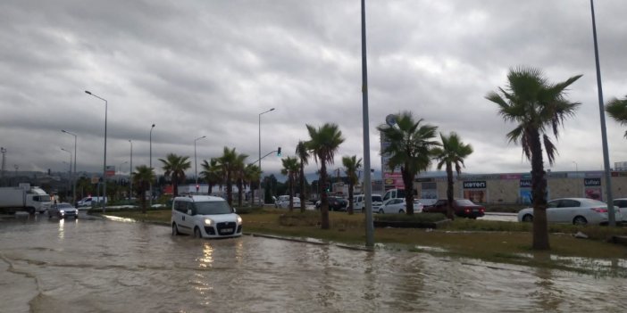 Kuşadası’nda Karayolları Müdürlüğü’ne ait yollar yine göle döndü