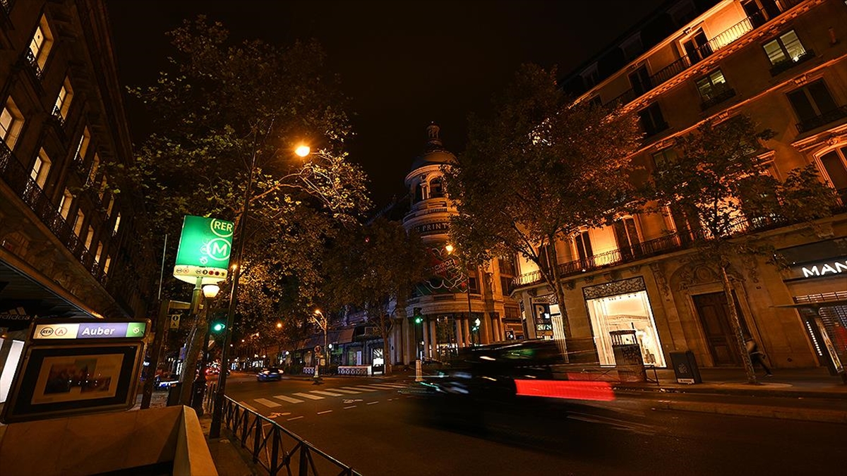 Fransa'da Grevdeki Enerji Sektörü Çalışanları Elektriği Kesilen Hanelerin "robin Hood"u Oldu