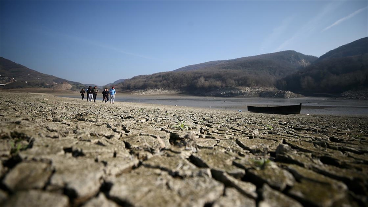 Milli Sporcular Suyun Çekildiği Baraj Çevresinde Farkındalık Antrenmanı Yaptı