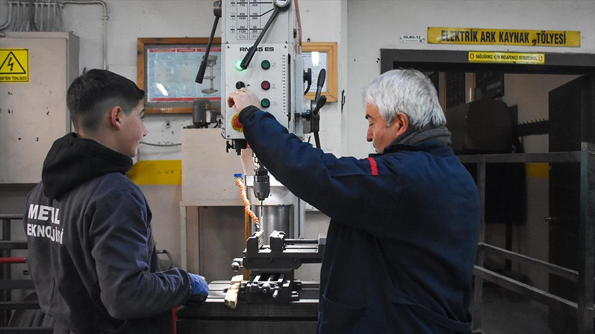 Atık Malzemeler Öğrencilerin Elinde Sanat Eserine Dönüşüyor