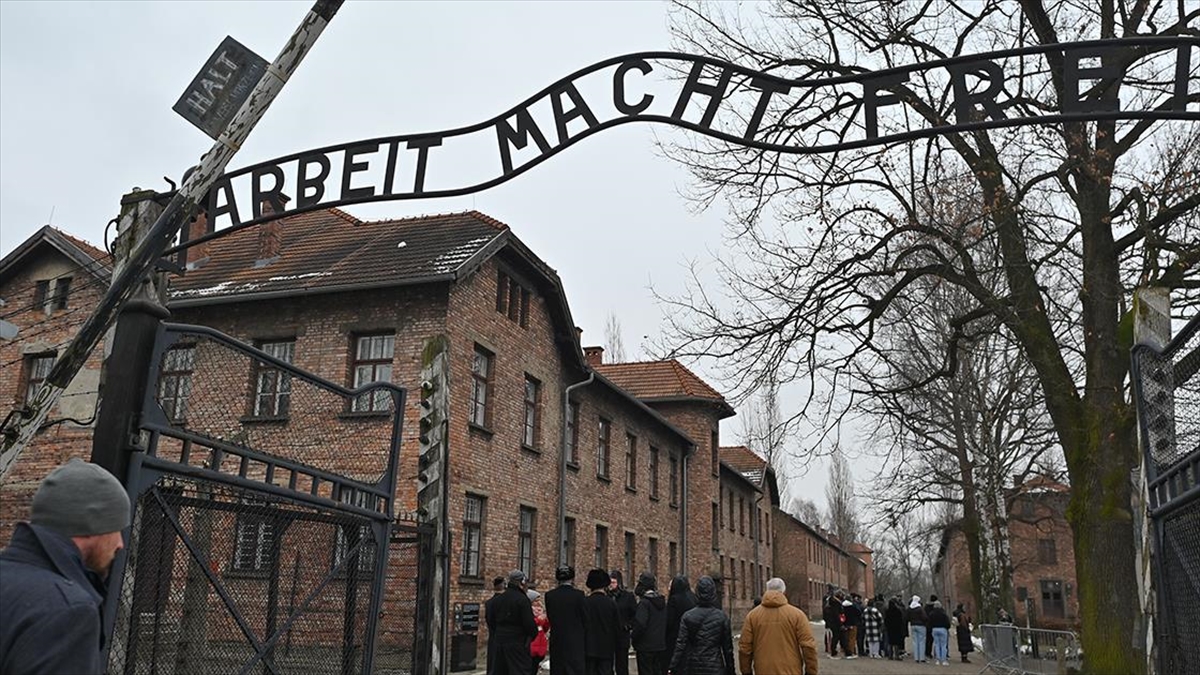 Polonya'daki Auschwitz Toplama Kampından Kurtulanlar Anılarını Anlattı
