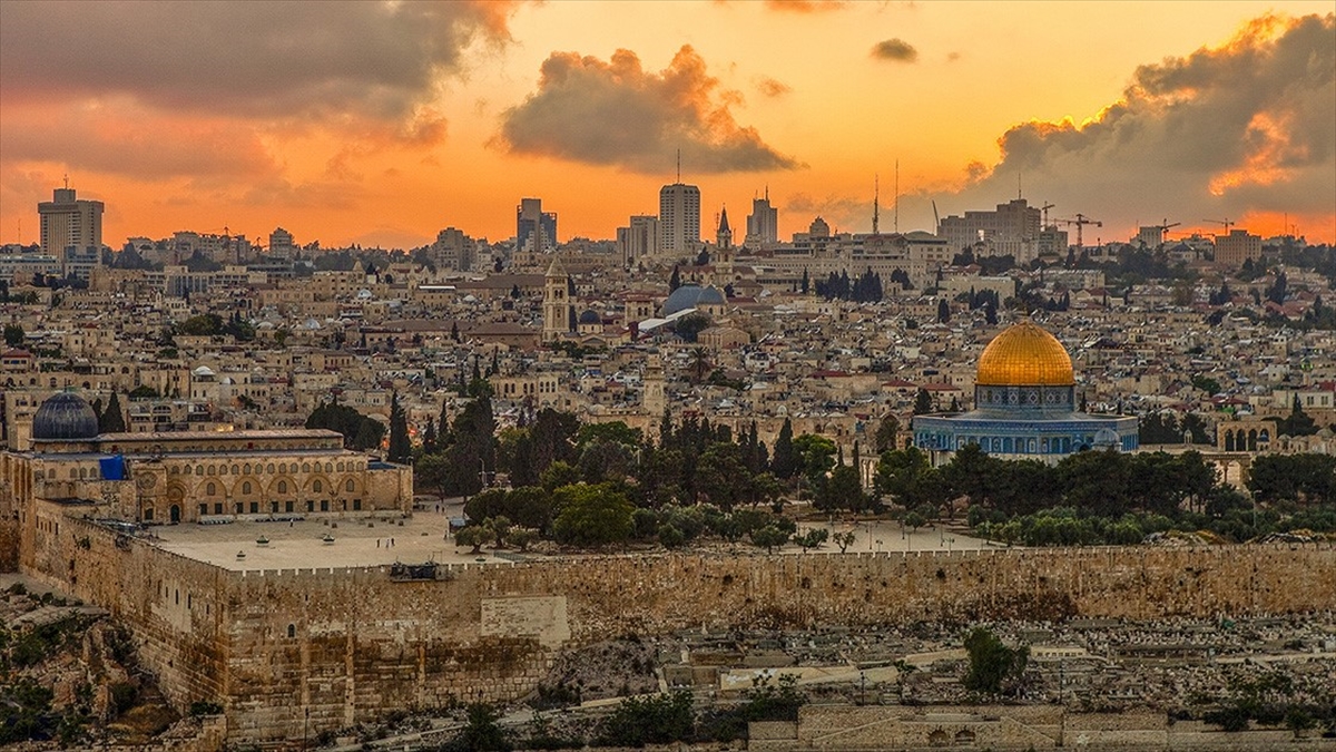 Mescid-i Aksa İmamı'ndan Kur'an-ı Kerim'in Yakılmasına Karşı "Somut Adım" Çağrısı