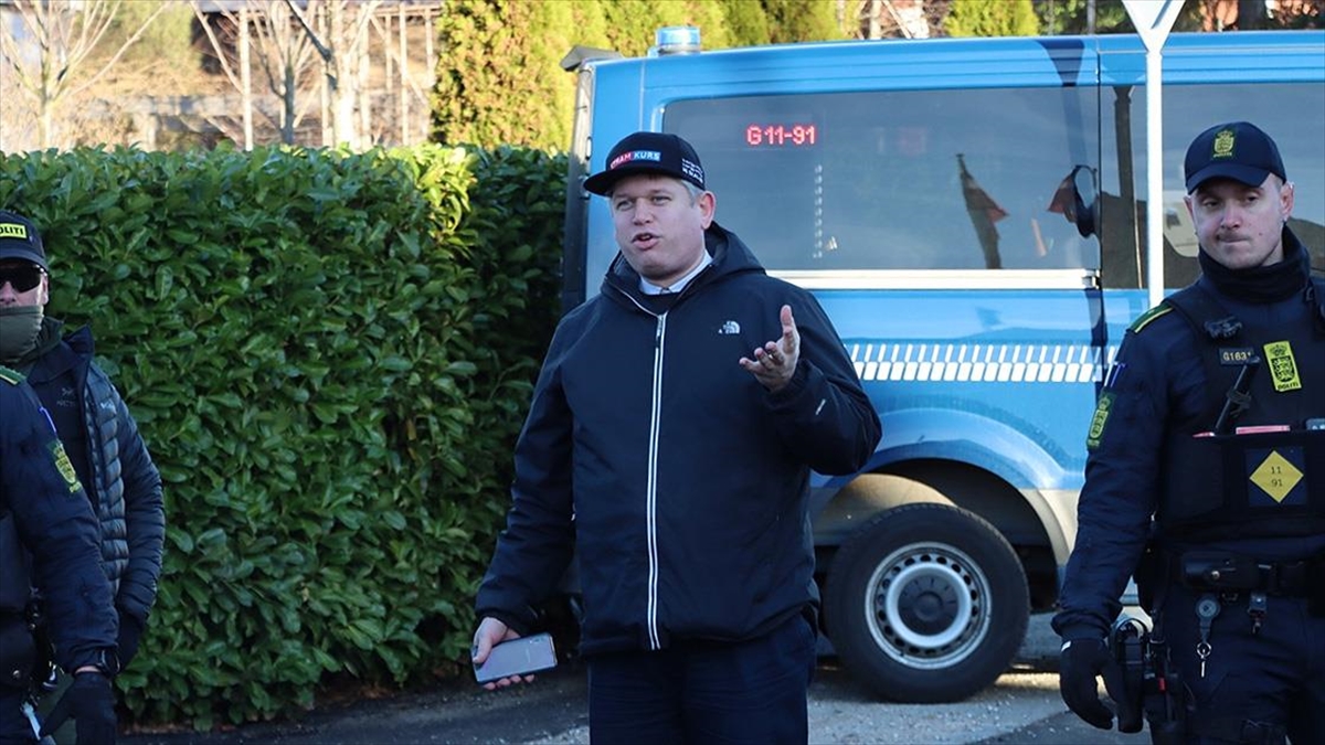 Aşırı Sağcı Paludan Danimarka'da Türk Büyükelçiliği Karşısında Kur'an-ı Kerim Yaktı