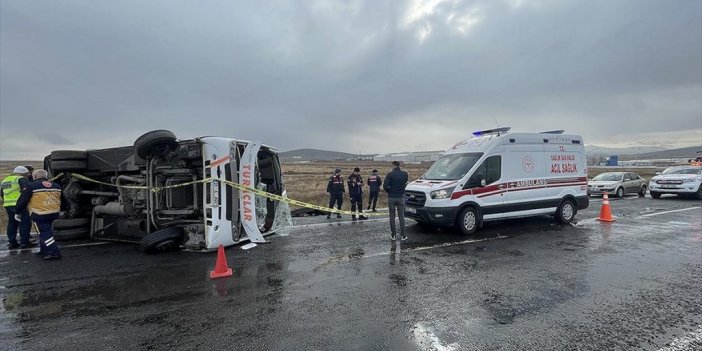 Tur Otobüsü Devrildi: 1 Ölü, 27 Yaralı